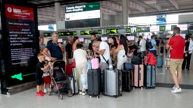 Passagiere sind am Flughafen von Catania zu sehen.