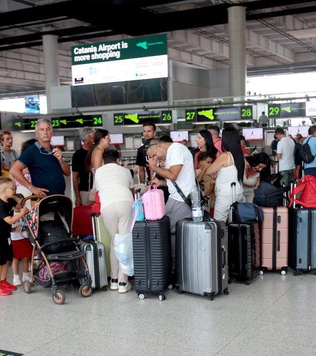 Passagiere sind am Flughafen von Catania zu sehen.