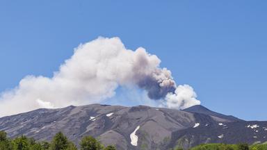 Eine gewaltige Aschewolke steigt vom Ätna auf (5. Juli 2026)