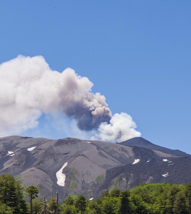 Eine gewaltige Aschewolke steigt vom Ätna auf (5. Juli 2026)