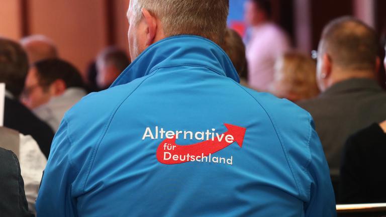 Archiv: Delegierte sitzen beim AfD-Landesparteitag am 03.11.2018 in Pfiffelbach im Tagungsraum