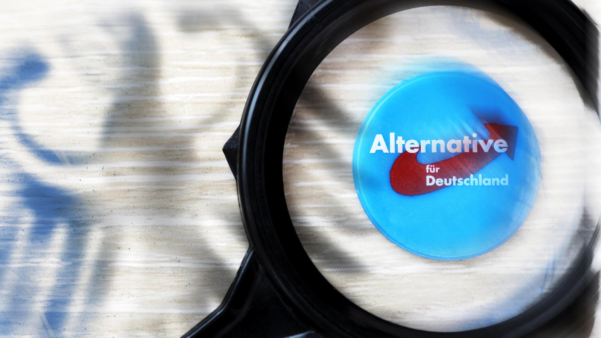 Logo der Partei Alternative für Deutschland (AfD) unter der Lupe