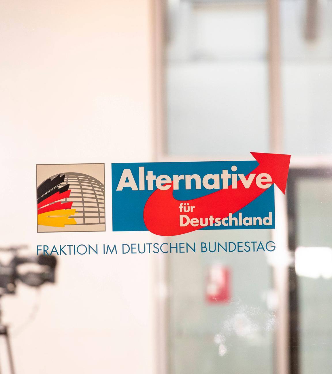Logo der Fraktion der AfD auf Glasscheibe im Bundestag
