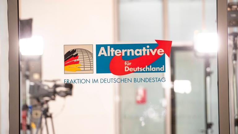 Logo der Fraktion der AfD auf Glasscheibe im Bundestag
