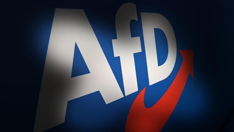 Das Logo der AfD wird von einem Schatten eingerahmt.
