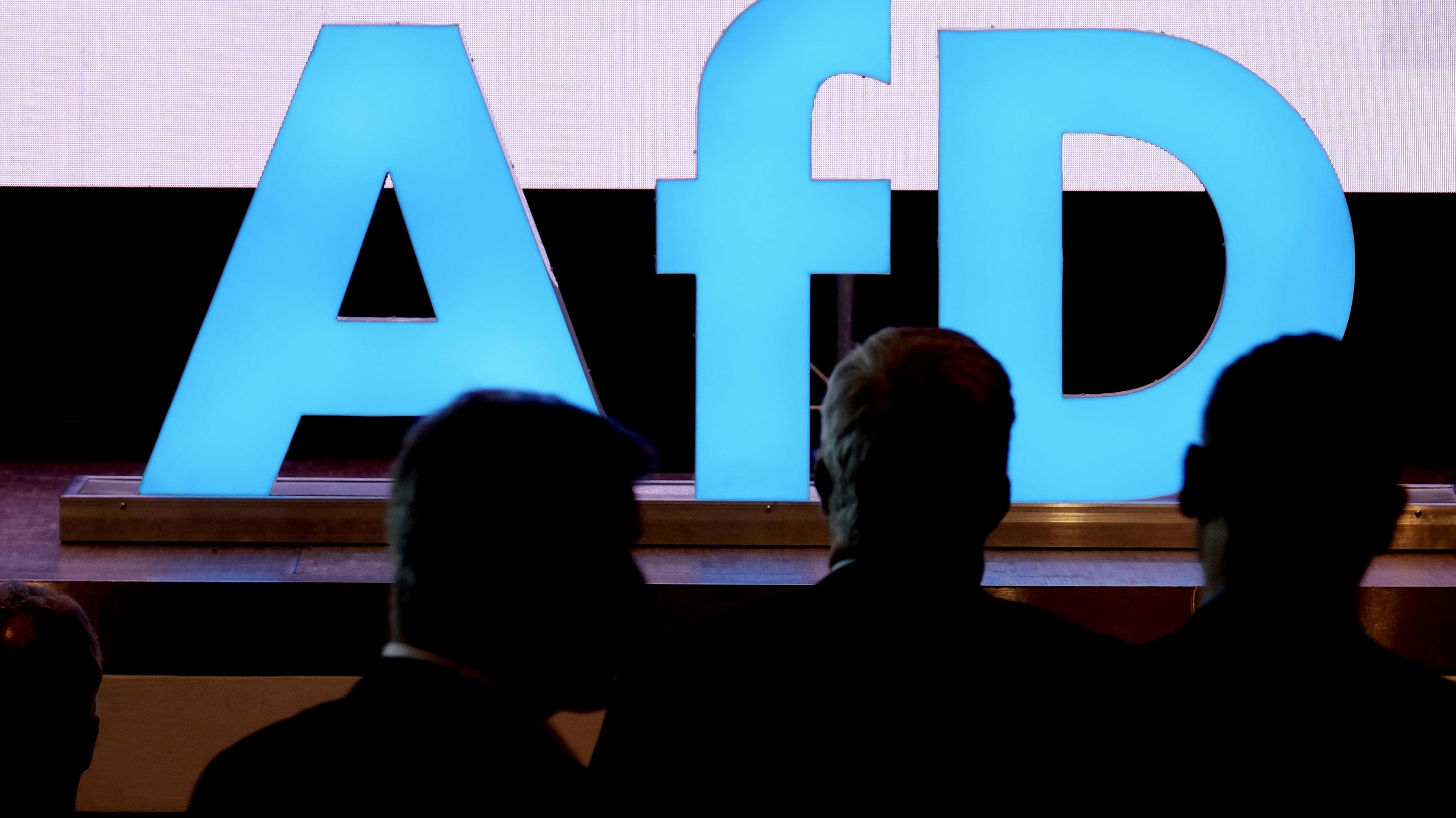 Menschen von hinten auf dem Landesparteitag der AfD Sachsen am 25.05.2024