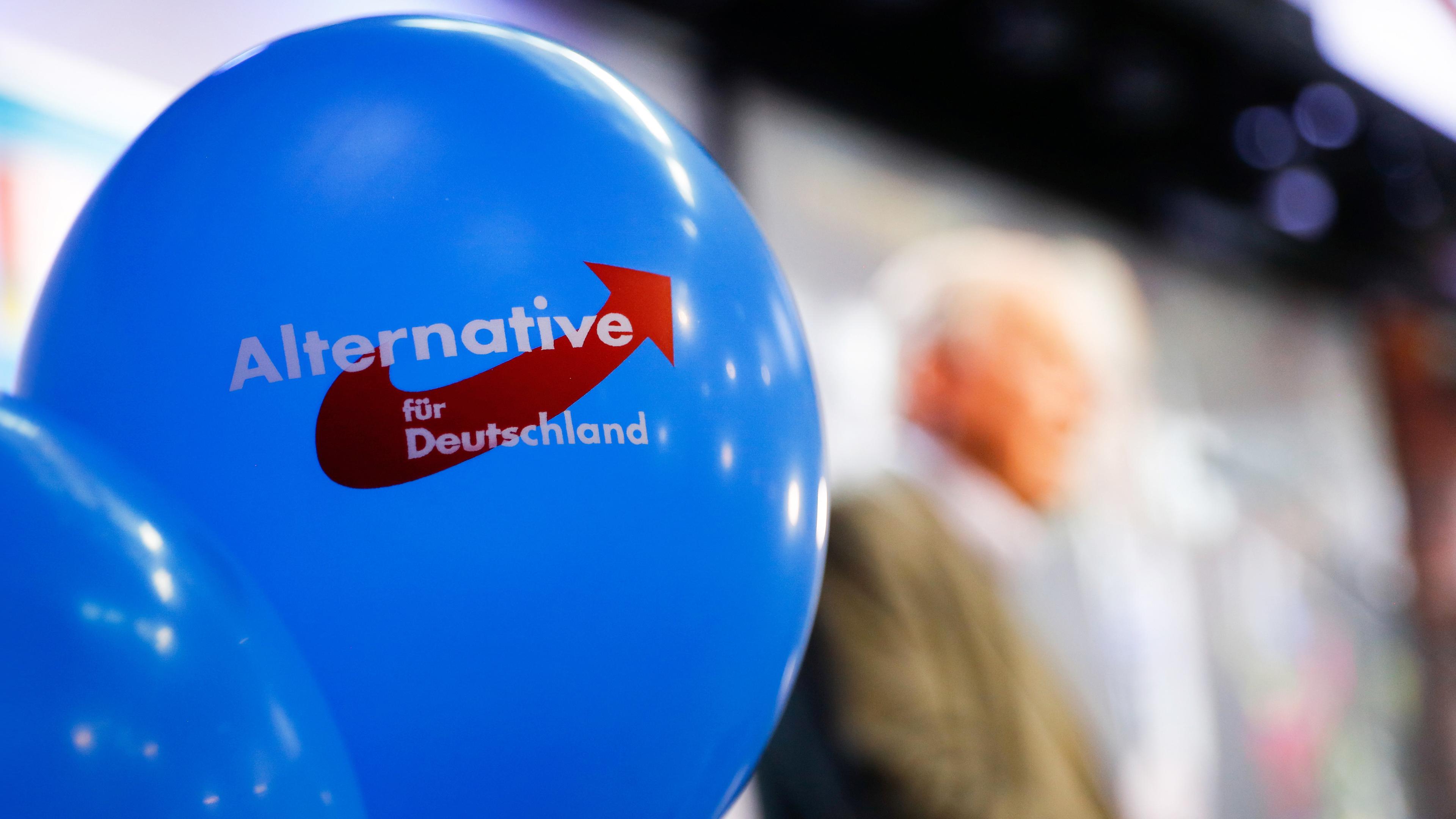 Luftballons mit AFD-Aufdruck