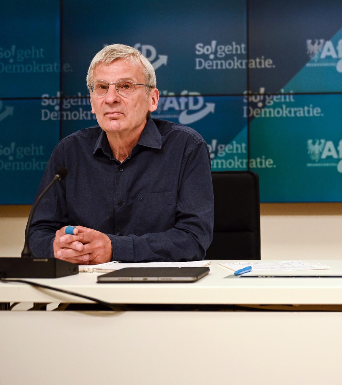 14.08.2025, Brandenburg, Potsdam: Hans-Christoph Berndt (l), Fraktionsvorsitzender der AfD Brandenburg, und Dennis Hohloch, Parlamentarischer Geschäftsführer der Brandenburger AfD, geben ein Statement zur Veröffentlichung eines Einstufungsvermerks zur AfD Brandenburg als rechtsextrem.