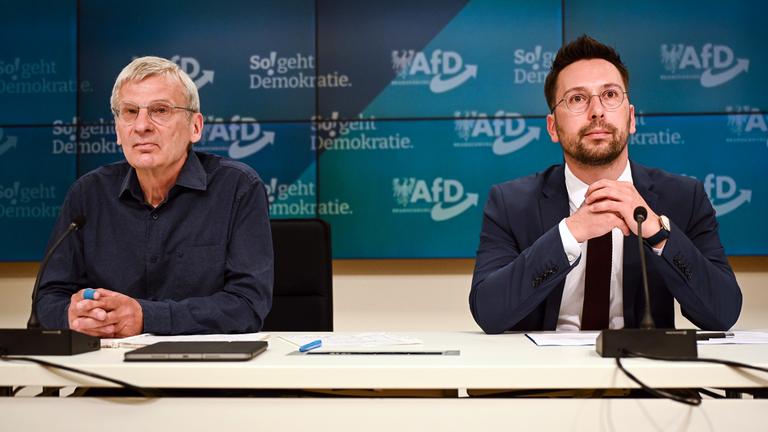 14.08.2025, Brandenburg, Potsdam: Hans-Christoph Berndt (l), Fraktionsvorsitzender der AfD Brandenburg, und Dennis Hohloch, Parlamentarischer Geschäftsführer der Brandenburger AfD, geben ein Statement zur Veröffentlichung eines Einstufungsvermerks zur AfD Brandenburg als rechtsextrem.
