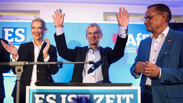 Die AfD-Co-Vorsitzenden Tino Chrupalla (r.) und Alice Weidel (l.), sowie der Brandenburger AfD-Spitzenkandidat Hans-Christoph Berndt sprechen in Potsdam zu ihren Wählern.