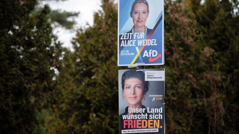 Wahlplakate zur Bundestagswahl von AFD und BSW mit den Spitzenkandidatinnen Alice Weidel und Sahra Wagenknecht hängen an einem Lichtmast in Hohen Neuendorf am 25.01.2025.