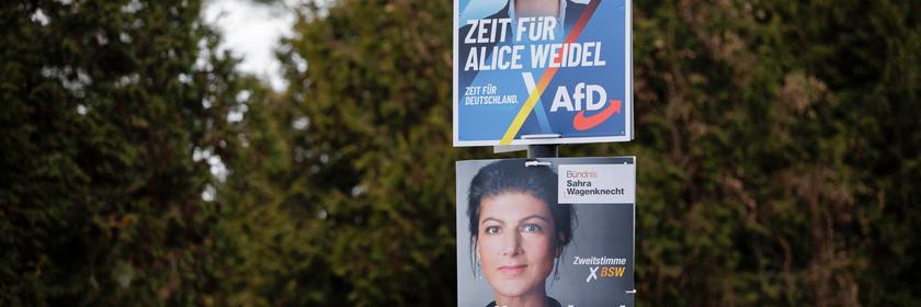 Wahlplakate zur Bundestagswahl von AFD und BSW mit den Spitzenkandidatinnen Alice Weidel und Sahra Wagenknecht hängen an einem Lichtmast in Hohen Neuendorf am 25.01.2025.
