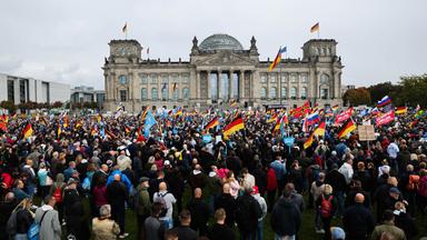 Teilnehmer einer Demonstration der AfD unter dem Motto Energiesicherheit und Schutz vor Inflation unser Land zuerst, haben sich vor dem Reichstagsgebäude versammelt.