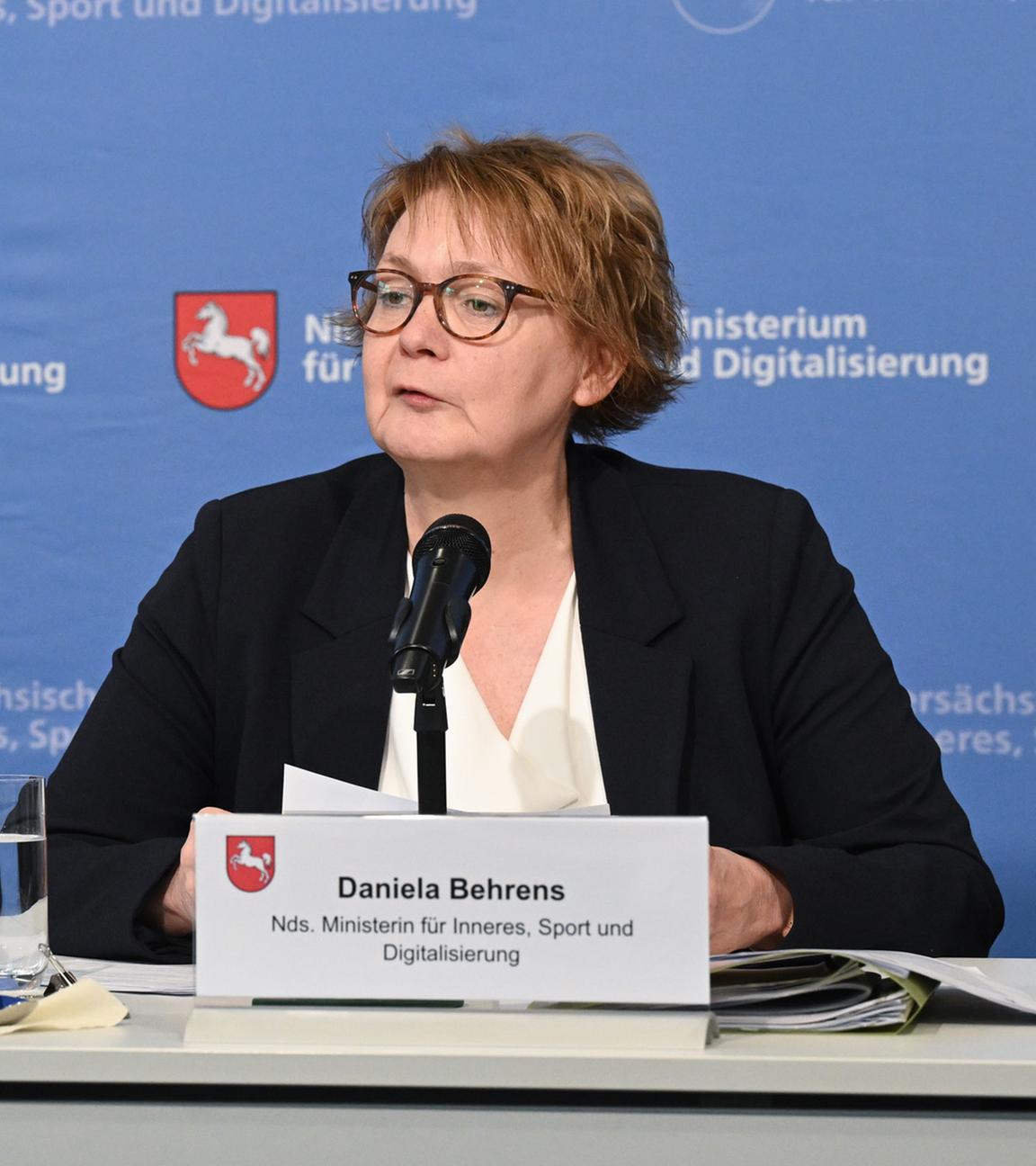 Daniela Behrens (SPD), Innenministerin von Niedersachsen, und Dirk Pejril, Präsident des niedersächsischen Verfassungsschutzes, sprechen am 17. Februar 2026 in Hannover bei einer Pressekonferenz im Niedersächsischen Innenministerium.