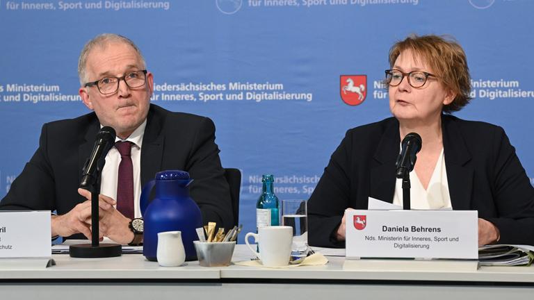 Daniela Behrens (SPD), Innenministerin von Niedersachsen, und Dirk Pejril, Präsident des niedersächsischen Verfassungsschutzes, sprechen am 17. Februar 2026 in Hannover bei einer Pressekonferenz im Niedersächsischen Innenministerium.
