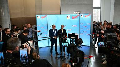Alice Weidel und Tino Chrupalla geben ein Statement in Berlin.