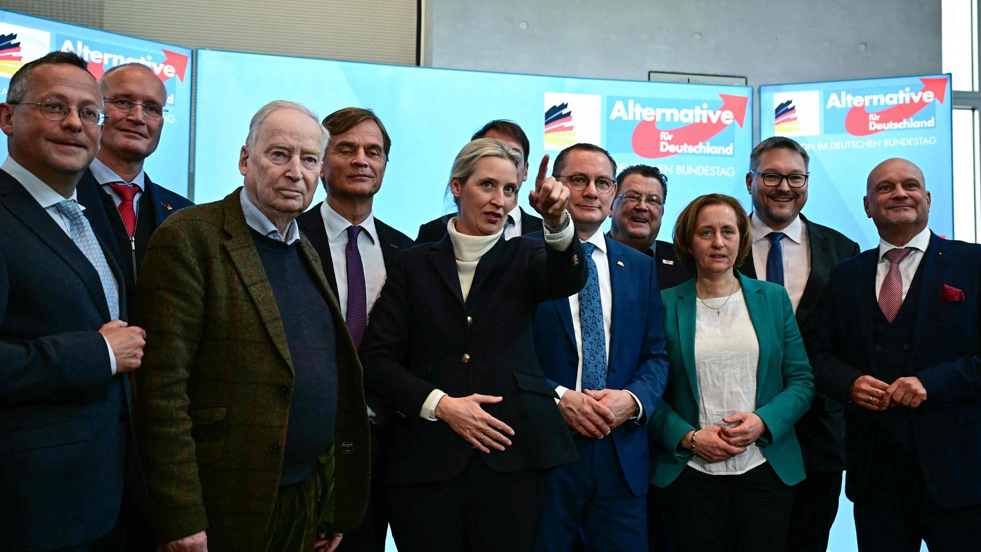 AfD-Fraktionsmitglieder (v.l.n.r.) Peter Felser, Jörn König, Alexander Gauland, Bernd Baumann, Alice Weidel, Tino Chrupalla, Stephan Brandner, Beatrix von Storch, Stefan Keuter und Enrico Komning