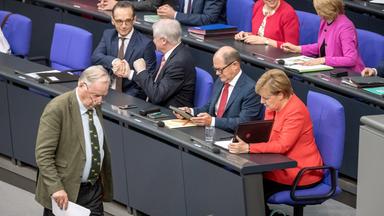 Der Fraktionsvorsitzende der AfD, Alexander Gauland, verlässt den Plenarsaal während der Generaldebatte in Berlin am 12.09.2018