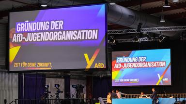 Große Bildschirme stehen in einer Konferenzhalle während des Gründungskongresses der neuen AfD-Jugendorganisation in Gießen.