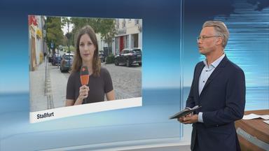 zu sehen ist Hannah Haas in Staßfurt im Schaltgespräch mit Andreas Klippert
