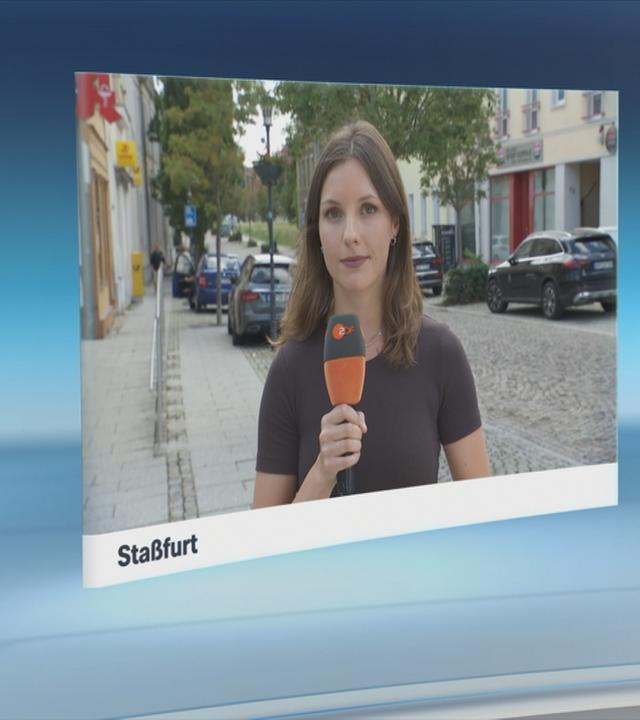 zu sehen ist Hannah Haas in Staßfurt im Schaltgespräch mit Andreas Klippert