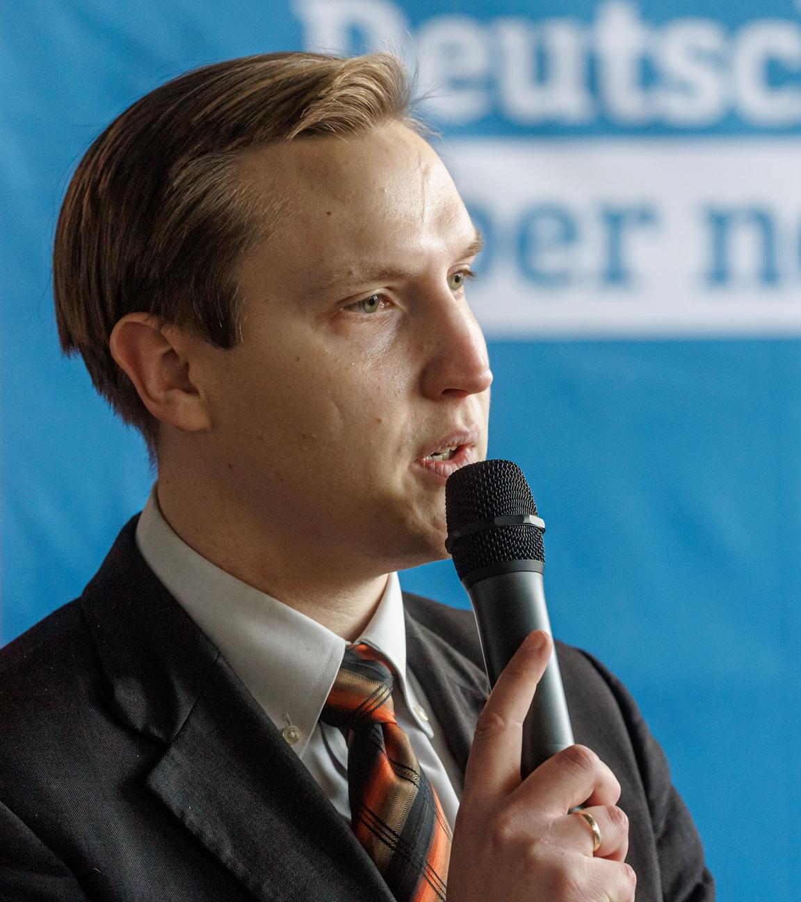 Kevin Dorow (AfD), Beisitzer im Landesvorstand der AfD Schleswig-Holstein, spricht auf der Gründungsveranstaltung des Schleswig-Holsteinischen Landesverbands der "Generation Deutschland".