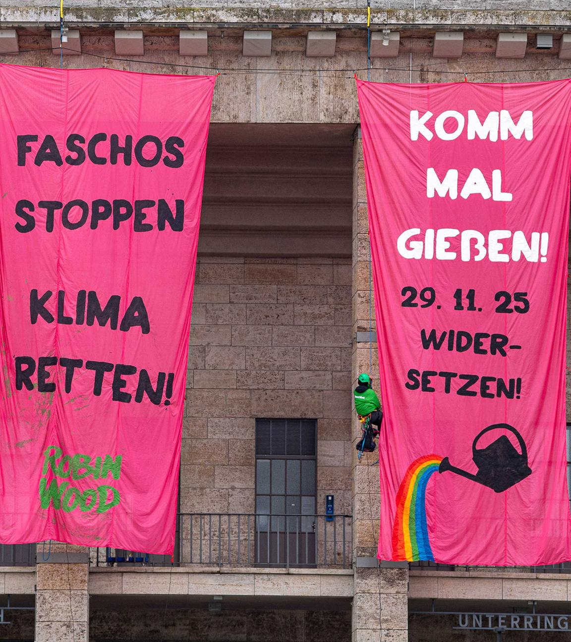 Aktivisten mobilisieren für einen Gegenprotest gegen die Neugründung der AfD-Jugend in Gießen - Banner am Olympiastadion in Berlin mit der Aufschrift: "Faschos stoppen, Klima retten, komm mal Gießen, 29.11.2025 widersetzen"