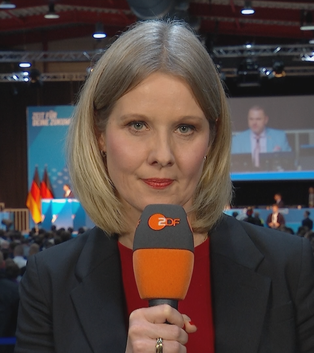 ZDF-Korrespondentin Diekmann berichtet aus der Halle in Gießen, in der eine neue AfD-Jugendorganisation gegründet werden soll.
