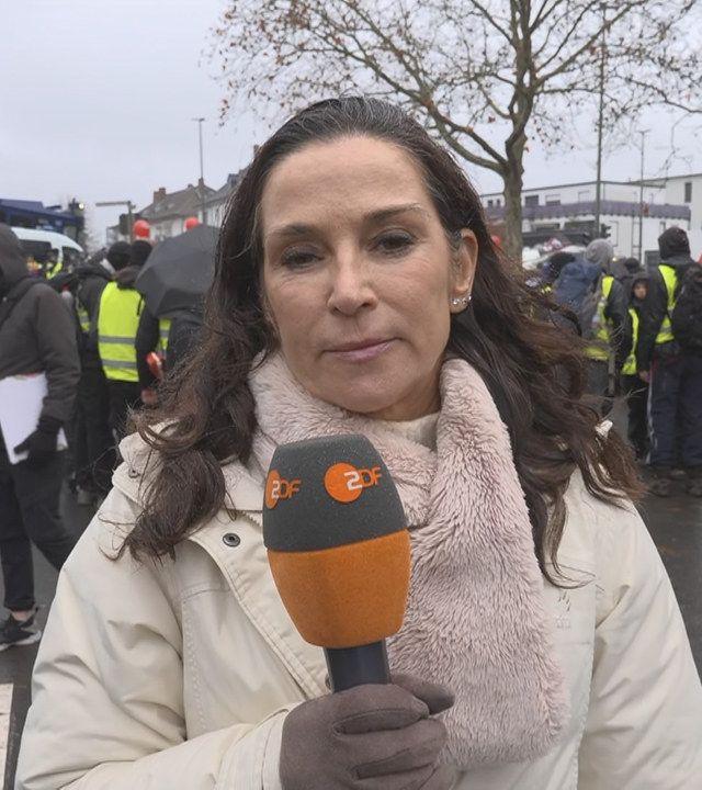 ZDF-Reporterin Santina berichtet im Osten von Gießen von den dortigen Protesten gegen die Neugründung einer AfD-Jugendorganisation.