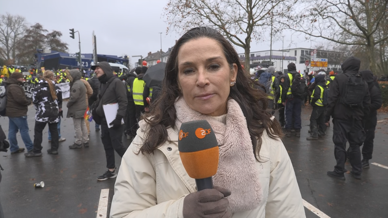 ZDF-Reporterin Santina berichtet im Osten von Gießen von den dortigen Protesten gegen die Neugründung einer AfD-Jugendorganisation.