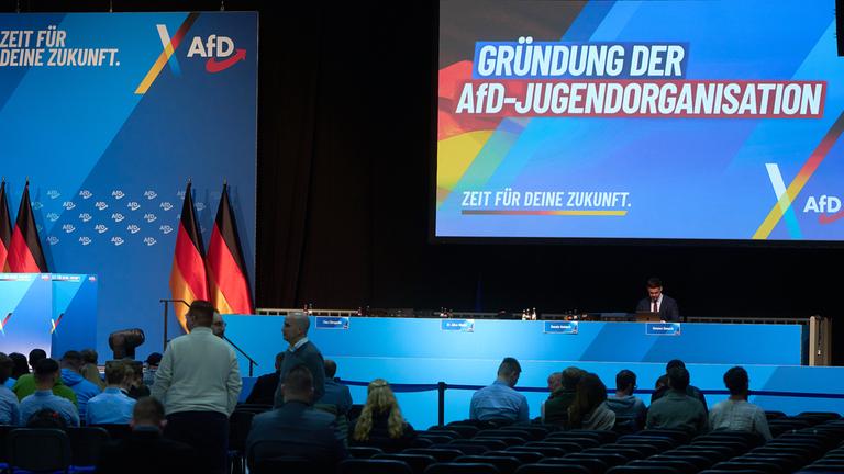 "Gründung der AfD-Jugendorganisation" ist auf einem Monitor hinter dem Podium zu lesen bei der Gründungsversammlung der neuen AfD-Jugendorganisation, aufgenommen am 29.11.2025