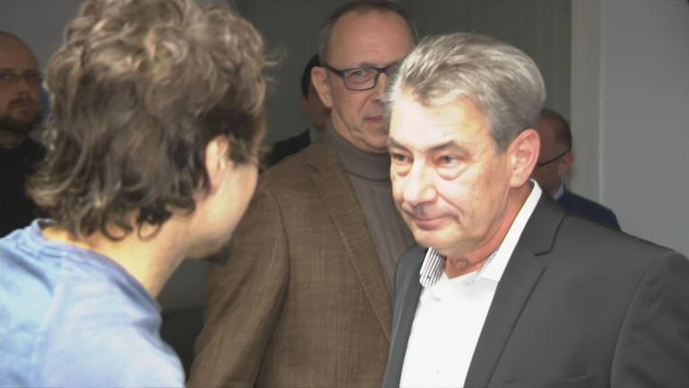 Auf dem Bild sieht man zwei Politiker sich gegenüber stehen.