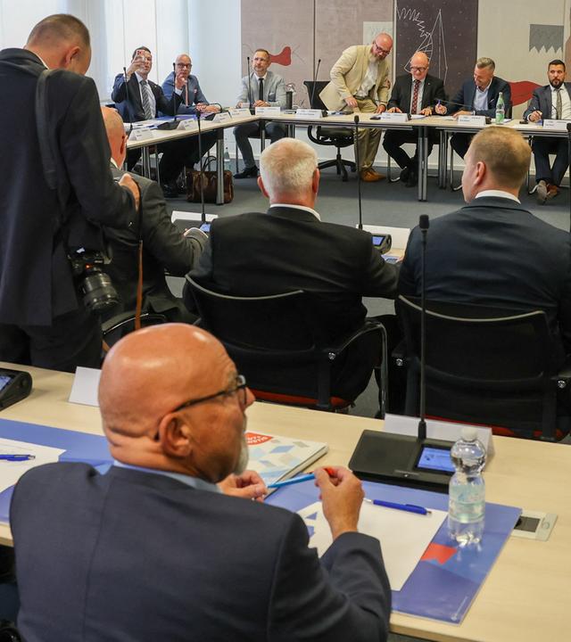 Die Abgeordneten der AfD-Fraktion haben sich zur konstituierenden Fraktionssitzung der AfD im Landtag von Sachsen-Anhalt nach der Landtagswahl versammelt.