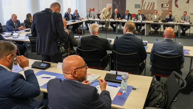 Die Abgeordneten der AfD-Fraktion haben sich zur konstituierenden Fraktionssitzung der AfD im Landtag von Sachsen-Anhalt nach der Landtagswahl versammelt.