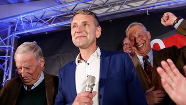 Björn Höcke, Alexander Gauland und Armin-Paul Hampel freuen sich über die ersten Hochrechnungen zur Landtagswahl in Thüringen, Erfurt, 27.10.2019