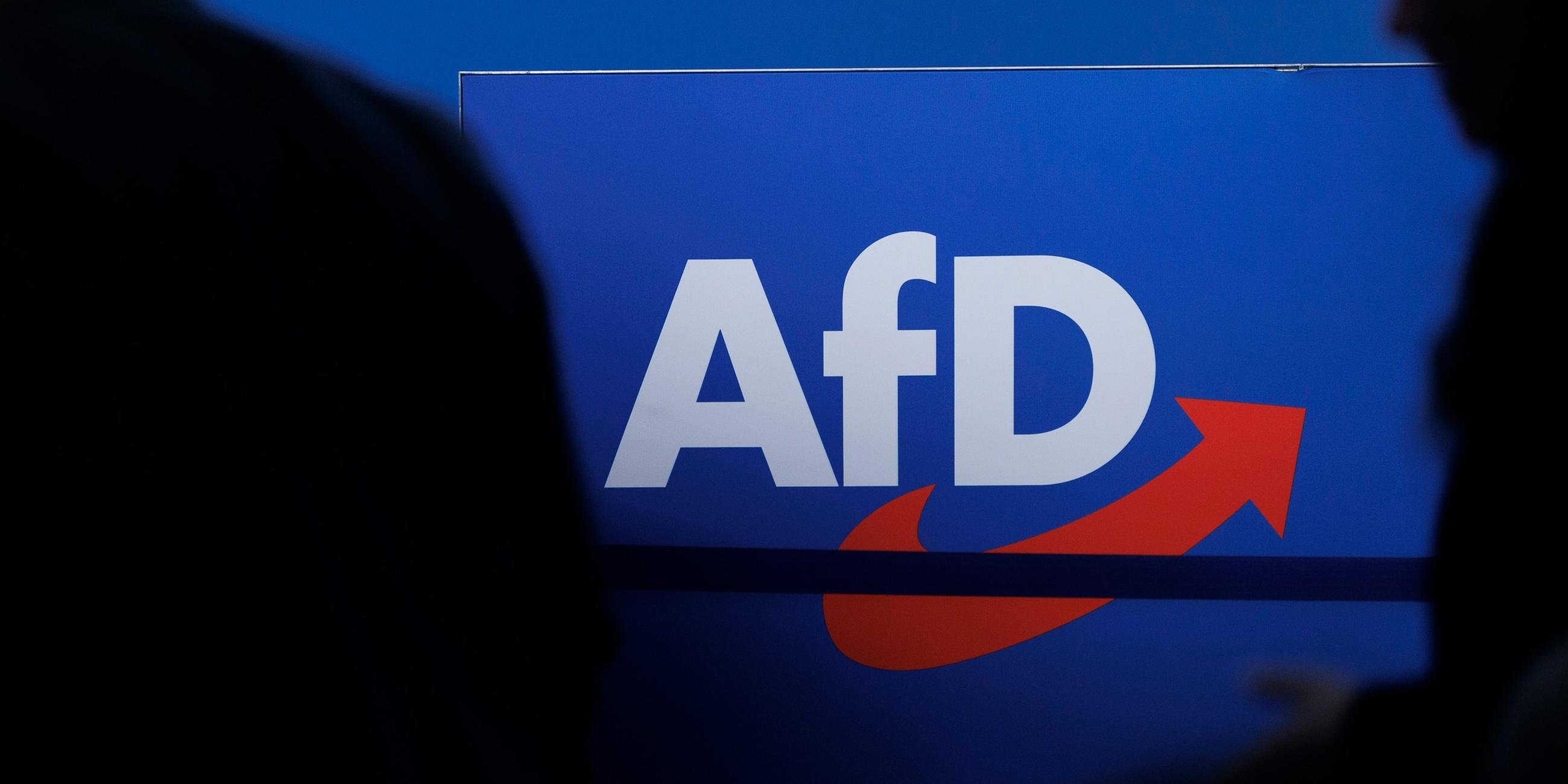  Delegierte gehen vor dem Parteilogo bei dem AfD-Bundesparteitag in Magdeburg. (Archiv)