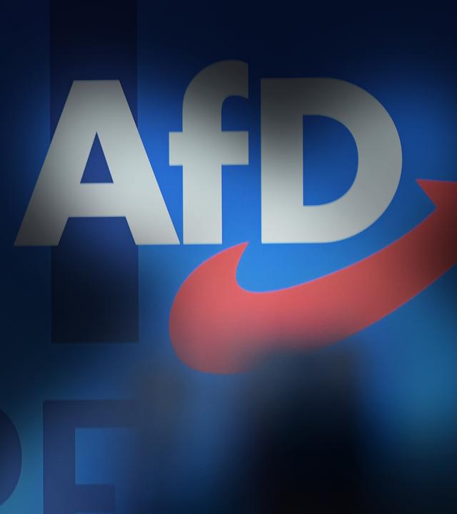 Schatten vor Logo der AfD