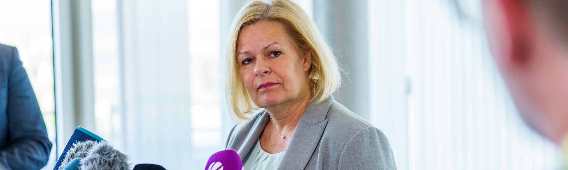 Nancy Faeser (SPD) geschäftsführende Bundesinnenministerin, äußert sich im Bundeskriminalamt (BKA) zur AfD.