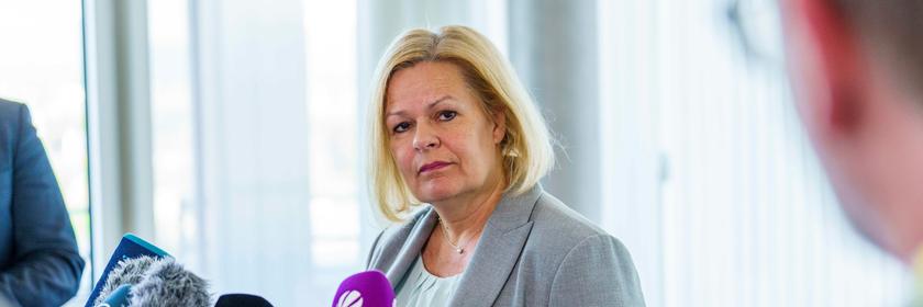 Nancy Faeser (SPD) geschäftsführende Bundesinnenministerin, äußert sich im Bundeskriminalamt (BKA) zur AfD.