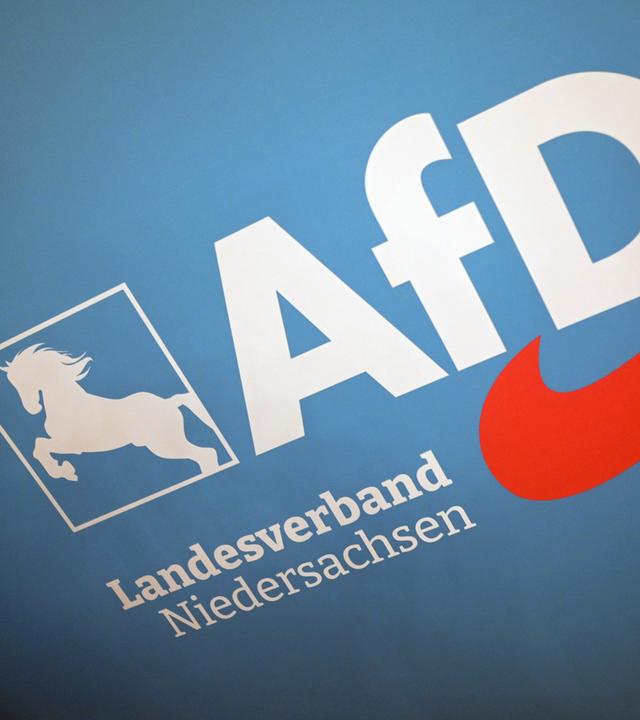 Niedersachsen, Dötlingen: Das Logo des AfD Landesverband Niedersachsen hängt an einer Wand im Saal.