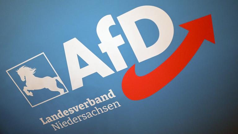 Niedersachsen, Dötlingen: Das Logo des AfD Landesverband Niedersachsen hängt an einer Wand im Saal.