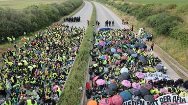 Demonstranten auf der A71 bei Gottstedt