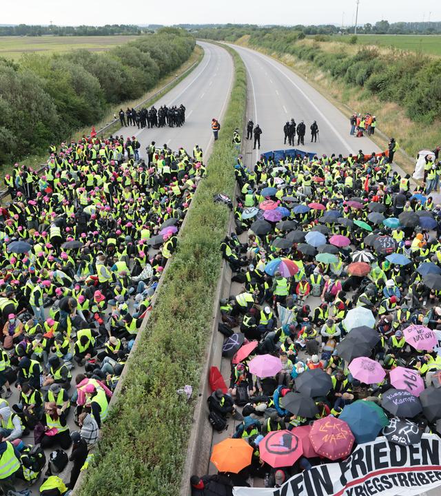 Demonstranten auf der A71 bei Gottstedt