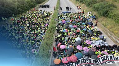 Demonstranten protestieren gegen den AfD-Parteitag auf der Autobahn A71 bei Gottstedt.