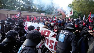 Demonstranten in Erfurt und Polizisten
