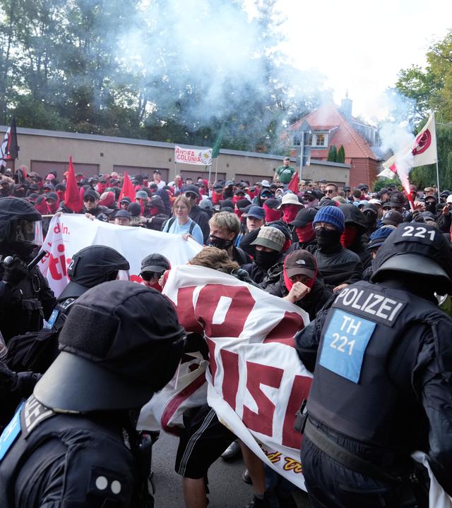 Demonstranten in Erfurt und Polizisten