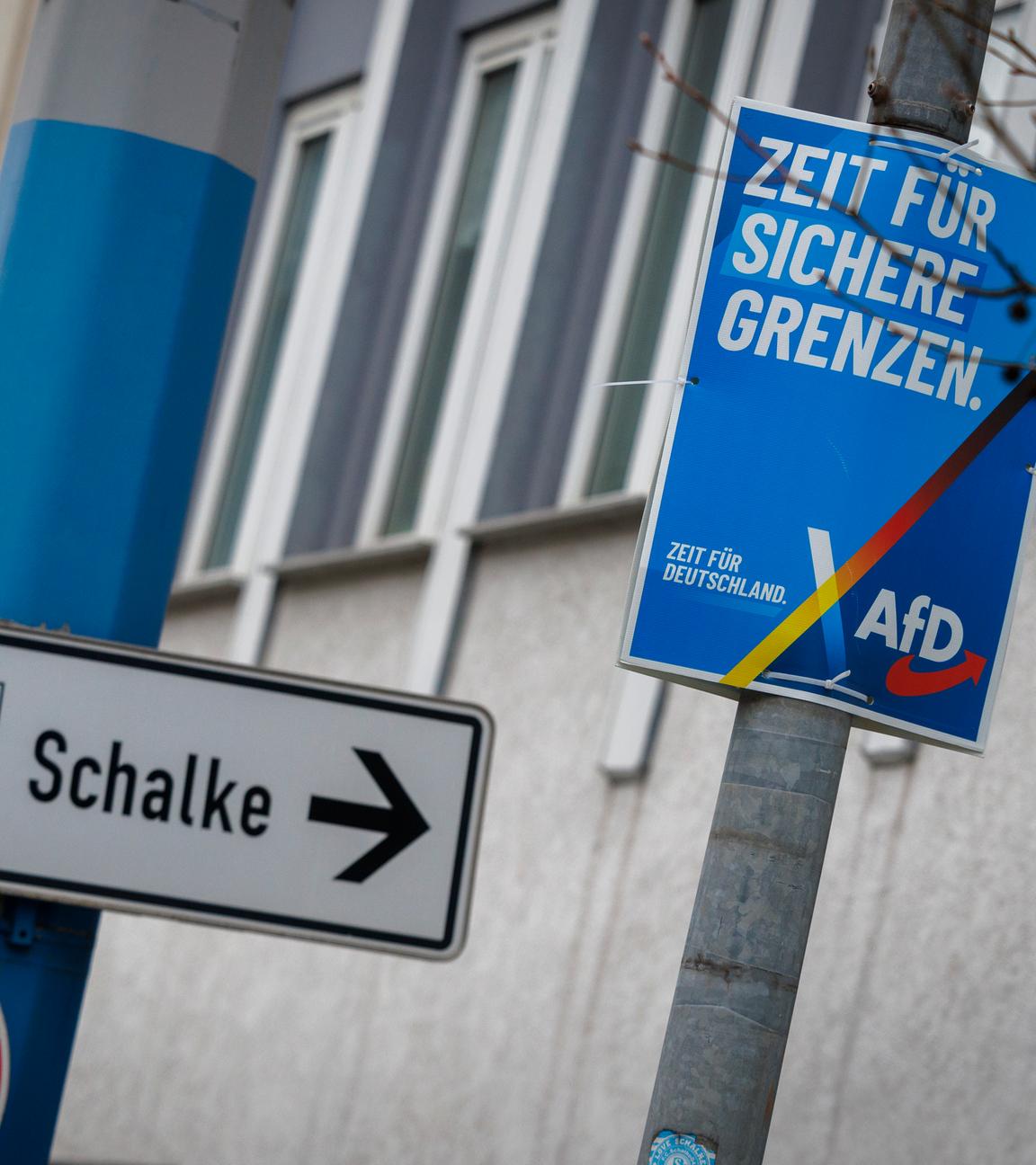 Ein Wahlplakat der AfD vor einem Straßenschild mit der Aufschrift «Schalke» in Gelsenkirchen.