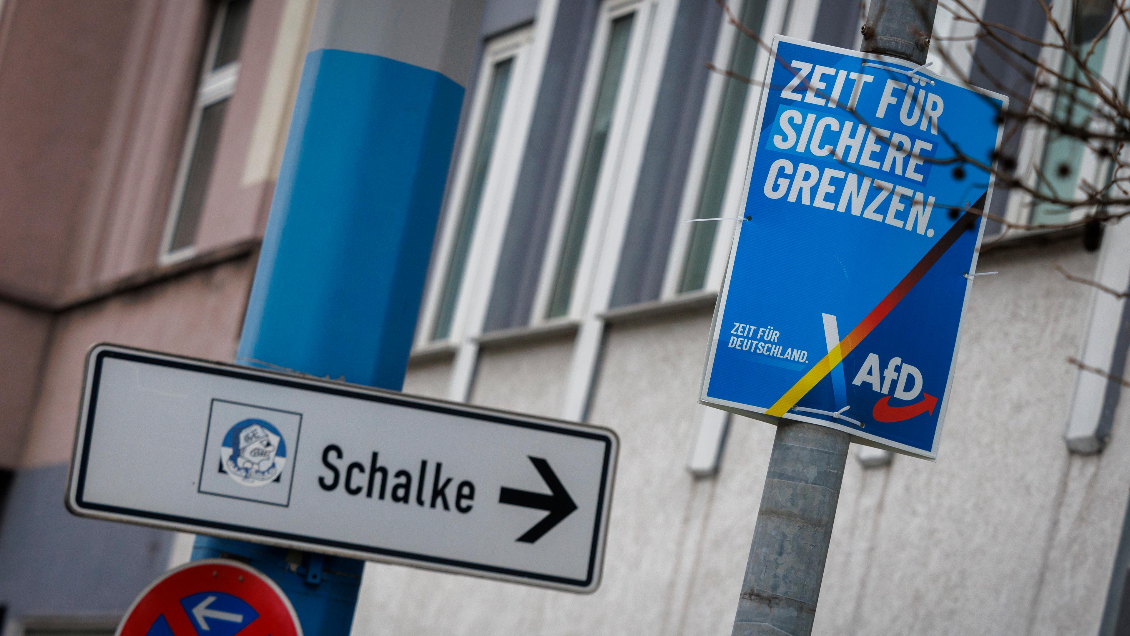 Ein Wahlplakat der AfD vor einem Straßenschild mit der Aufschrift «Schalke» in Gelsenkirchen.