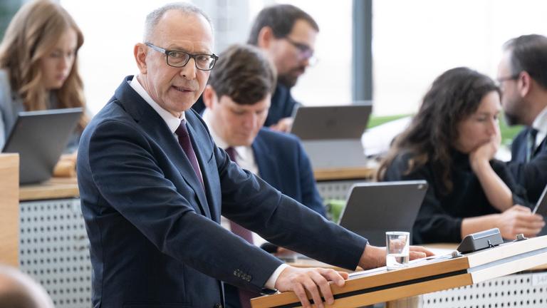 Jörg Urban, Vorsitzender der AfD in Sachsen, spricht im Plenum zu den Abgeordneten.u den Abgeordneten. 