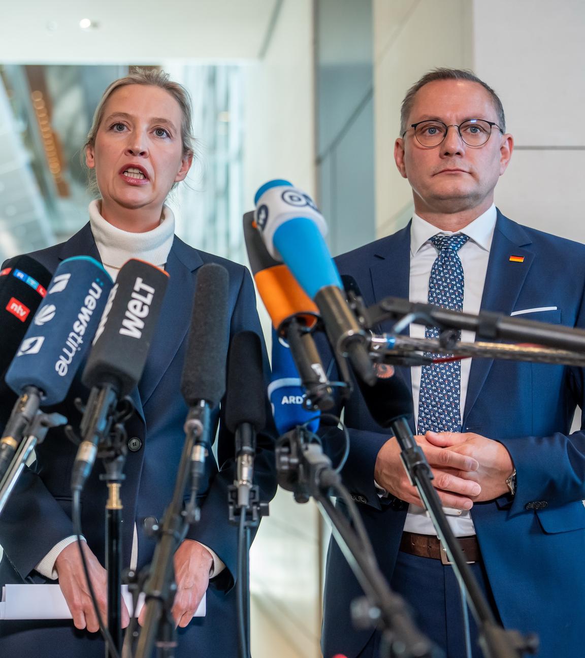 AfD Fraktionsvorsitzenden Alice Weidel und Tino Chrupalla stehen bei einem Pressestatement zur Besetzung der Ausschüsse im Bundestag